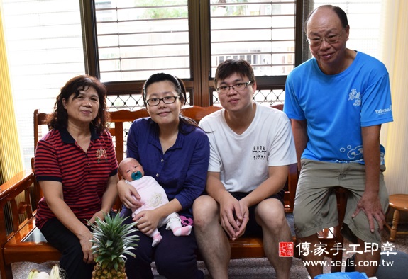 張寶寶(台中南屯區到府嬰兒寶寶滿月剃頭理髮、免費到府嬰兒剃胎毛儀式吉祥話)。到府剃頭剃胎毛主持、專業拍照、DVD光碟、證書。★購買「臍帶章、肚臍章、胎毛筆刷印章」贈送：剃頭、收涎、抓周，三選一。2015.11.03 照片17